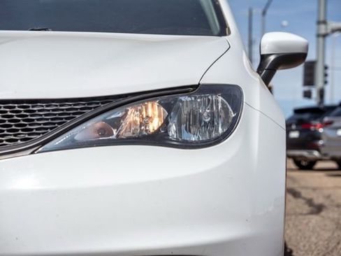 Used 2022 Chrysler Voyager LX FWD image 12