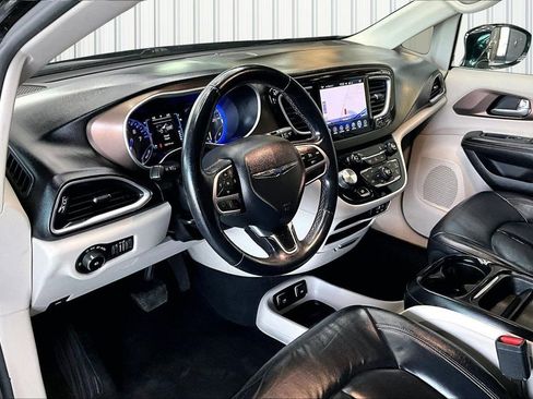 Used 2017 Chrysler Pacifica Touring-L image 17