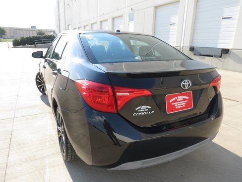 Used 2017 Toyota Corolla SE w/ SE Premium Package FWD image 3