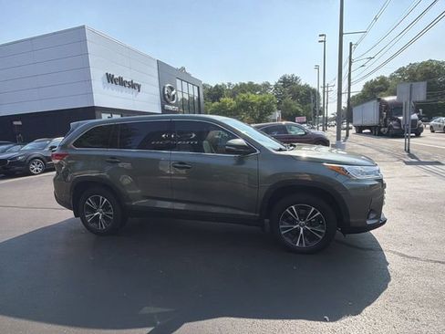 Used 2019 Toyota Highlander Plus AWD/4WD image 9