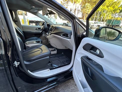 Used 2024 Chrysler Pacifica Touring-L image 29