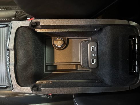 Used 2023 Chrysler 300 C image 27