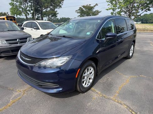Used 2018 Chrysler Pacifica LX FWD image 3