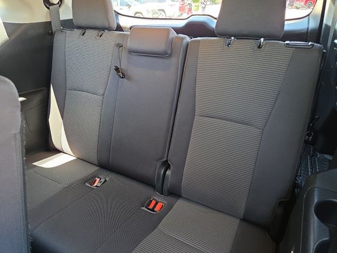 Used 2021 Toyota Highlander LE FWD image 10