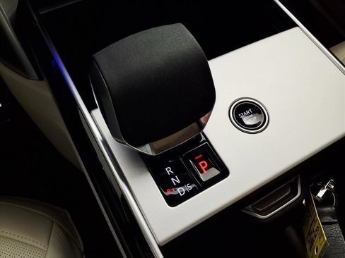 Used 2025 Land Rover Range Rover SE image 21