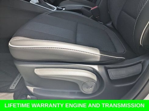 Used 2025 Hyundai Venue Limited FWD image 21