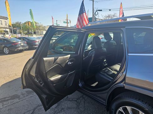 Used 2020 Jeep Cherokee Latitude Plus w/ Cold Weather Group image 10