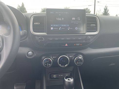 Used 2025 Hyundai Venue SEL image 17
