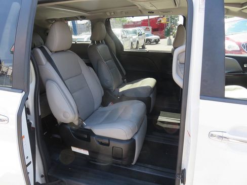 Used 2016 Toyota Sienna Limited Premium FWD image 21