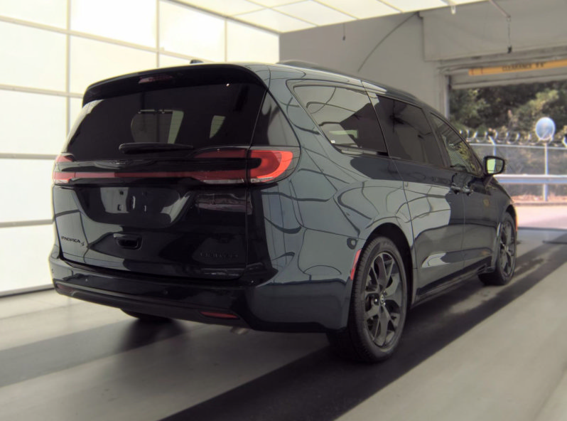 Used 2025 Chrysler Pacifica Limited FWD image 3