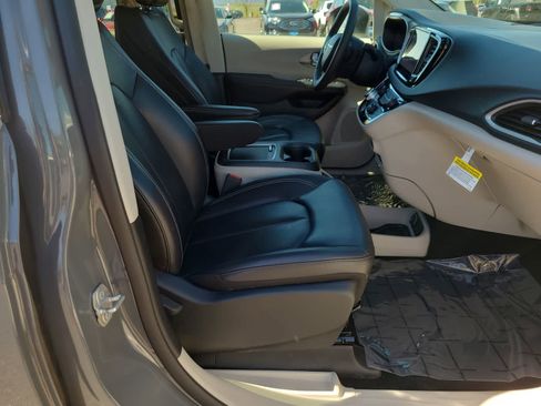 Used 2023 Chrysler Pacifica Touring-L FWD image 22