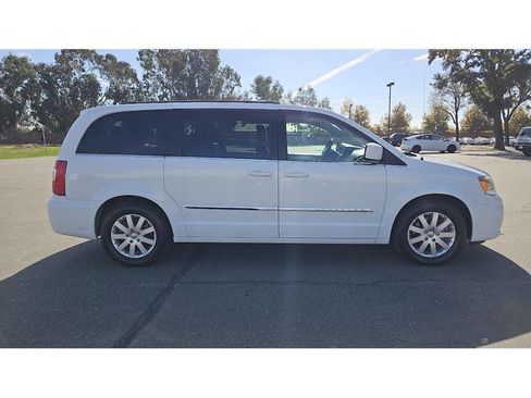 Used 2015 Chrysler Town & Country Touring image 8