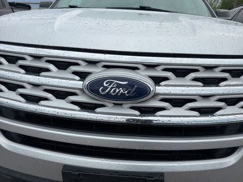 Used 2018 Ford Explorer XLT image 3