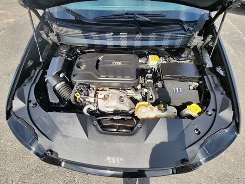 Used 2019 Jeep Cherokee Latitude Plus w/ Cold Weather Group AWD/4WD image 21