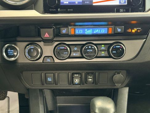 Used 2018 Toyota Tacoma TRD Sport AWD/4WD image 11