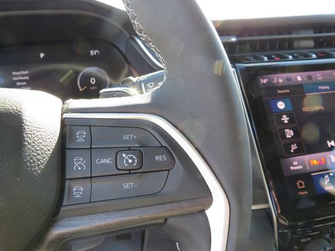 Used 2023 Jeep Grand Cherokee Limited image 16