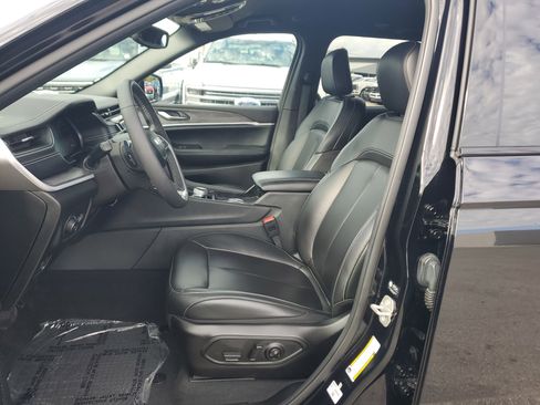 Used 2024 Jeep Grand Cherokee Limited w/ Black Appearance Package image 11