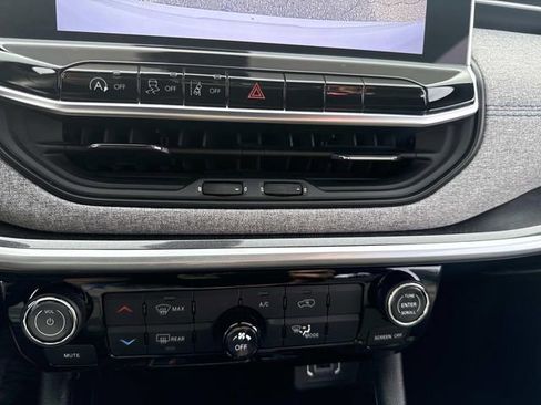 Used 2024 Jeep Compass Latitude image 24