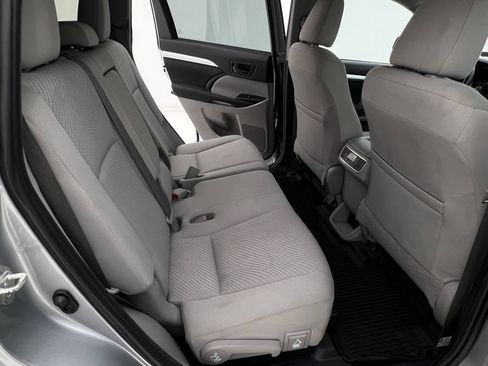 Used 2019 Toyota Highlander LE AWD/4WD image 14