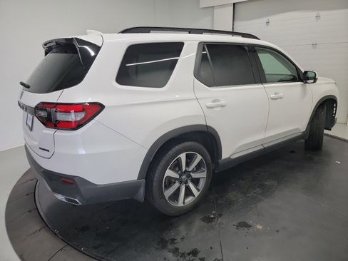 Used 2025 Honda Pilot Touring image 9