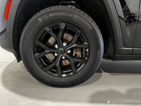 Used 2025 Jeep Grand Cherokee Altitude AWD/4WD image 8