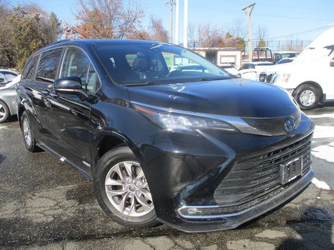 Used 2021 Toyota Sienna XLE image 2