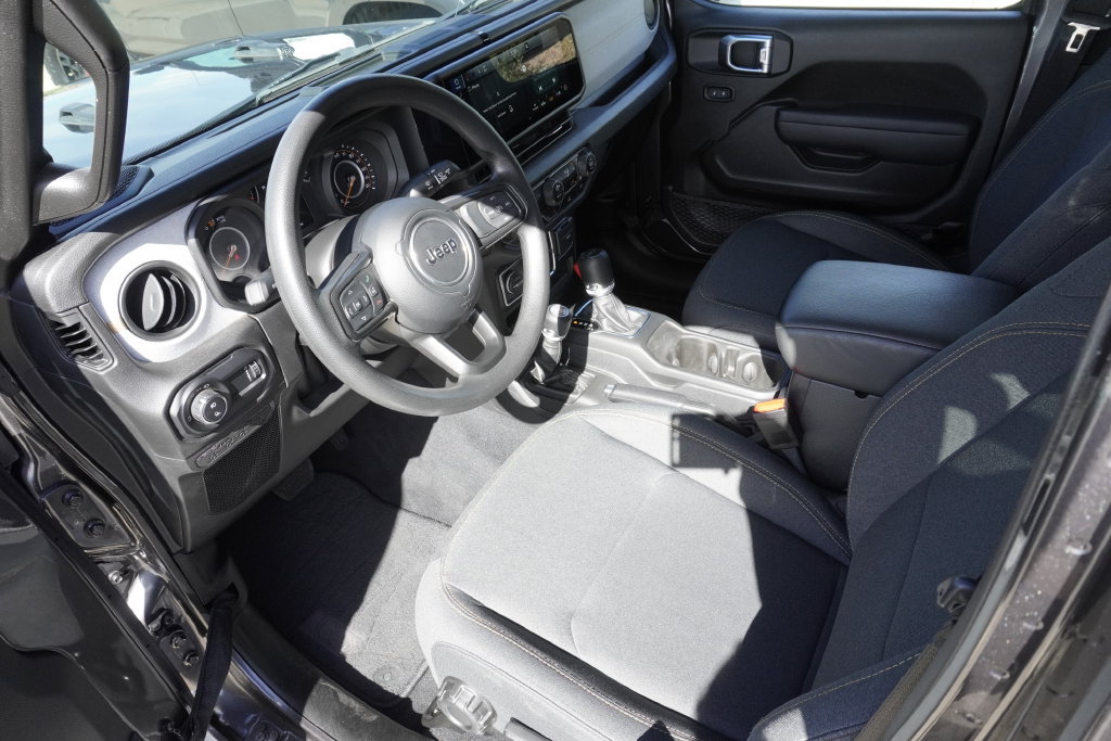 Used 2025 Jeep Gladiator Sport AWD/4WD image 18