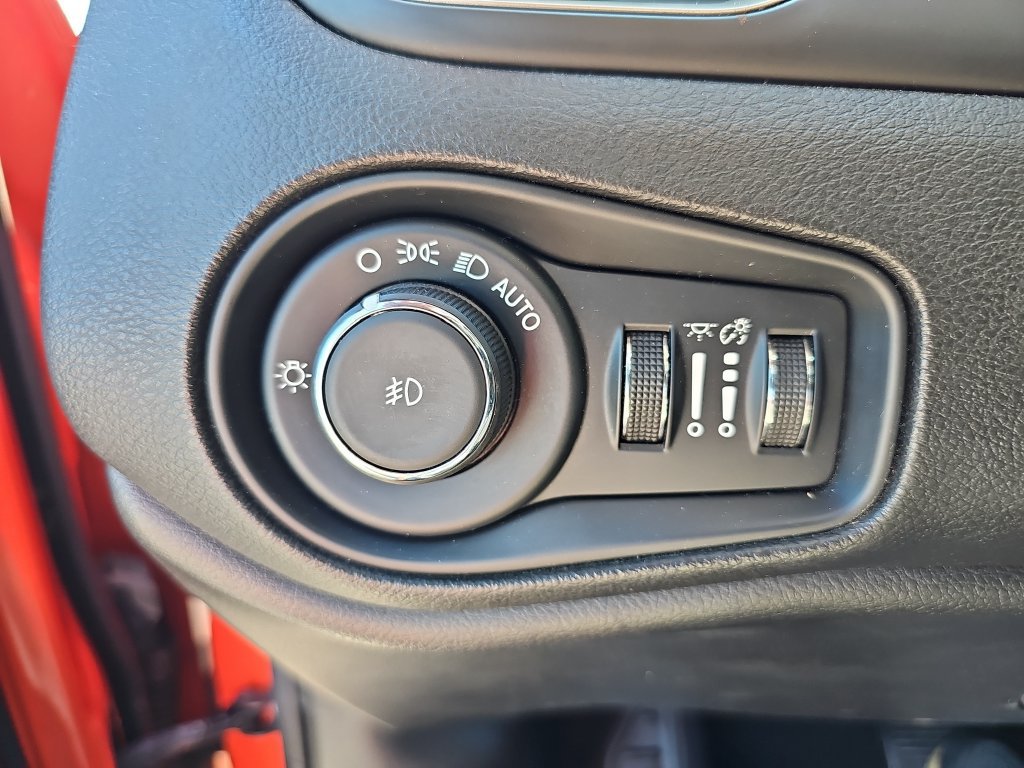 Used 2016 Jeep Renegade Latitude AWD/4WD image 34