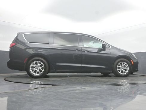Used 2023 Chrysler Pacifica Touring-L FWD image 46