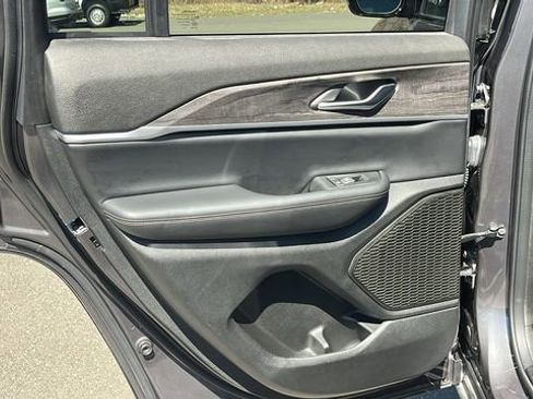 Used 2024 Jeep Grand Cherokee Limited image 19