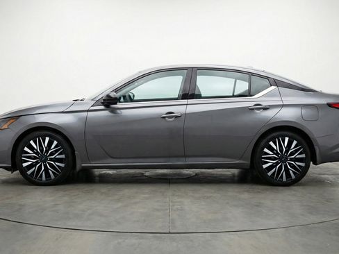 Used 2025 Nissan Altima 2.5 SV image 5