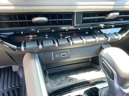Used 2025 Chevrolet Colorado ZR2 w/ Technology Package AWD/4WD image 19