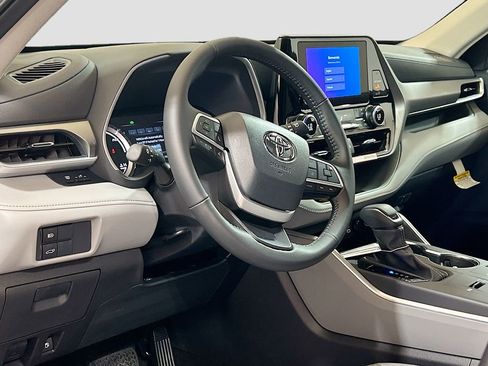 New 2026 Toyota Highlander XLE image 9