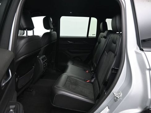 Used 2025 Jeep Grand Cherokee Altitude AWD/4WD image 27