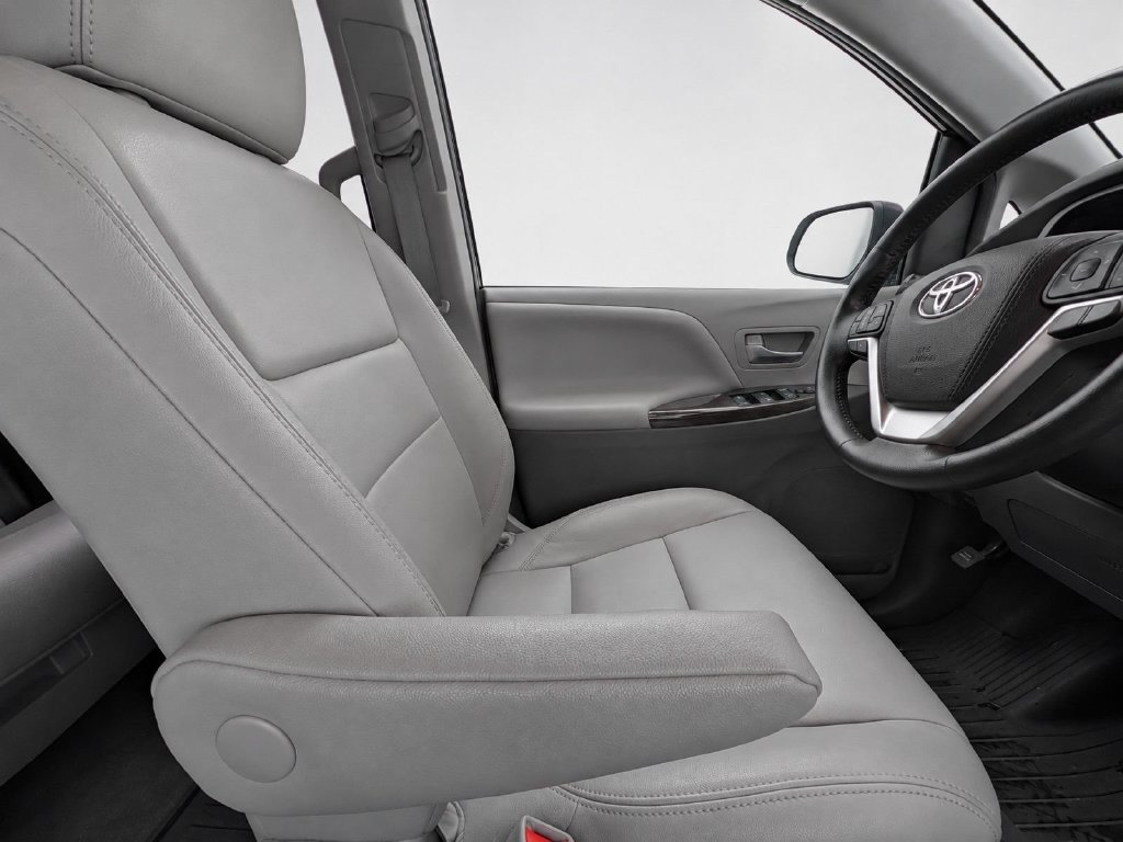 Used 2018 Toyota Sienna XLE w/ XLE Navigation Package AWD/4WD image 12
