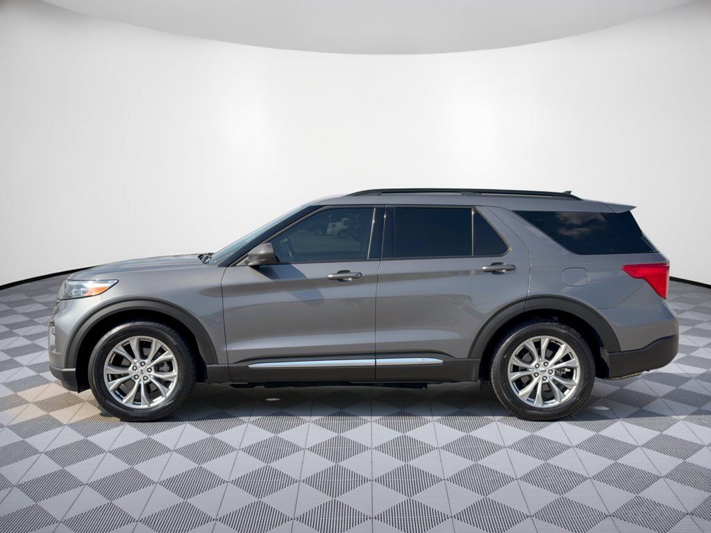 Used 2022 Ford Explorer XLT w/ Equipment Group 202A RWD image 2