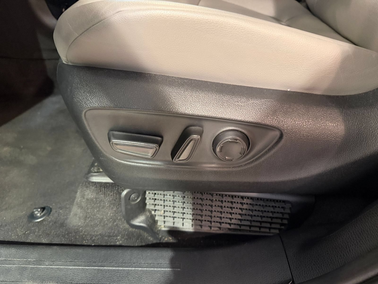 Used 2025 Toyota Sienna XLE FWD image 21