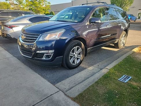 Used 2015 Chevrolet Traverse LT image 1