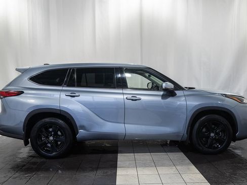 Used 2022 Toyota Highlander LE AWD/4WD image 3