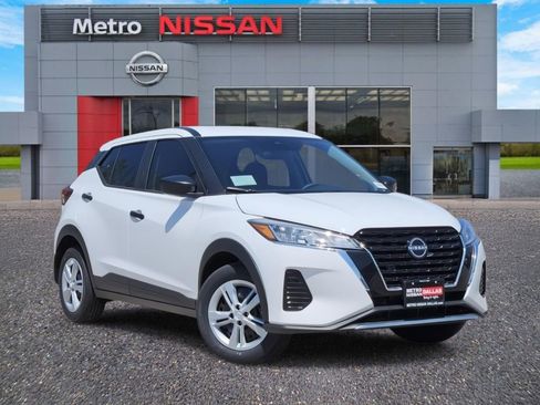 New 2025 Nissan Kicks Play S image 1