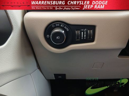 Used 2022 Chrysler Pacifica Touring-L FWD image 33
