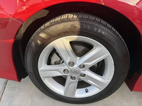 Used 2014 Toyota Camry SE w/ Moonroof Package FWD image 29