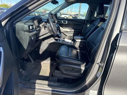 Certified 2021 Ford Explorer XLT w/ Equipment Group 202A AWD/4WD image 2