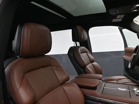 Certified 2025 Lincoln Navigator Reserve AWD/4WD image 33