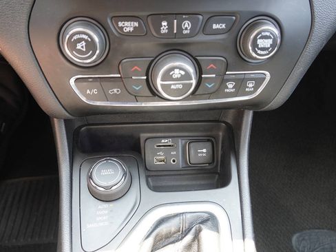 Used 2018 Jeep Cherokee Overland AWD/4WD image 21