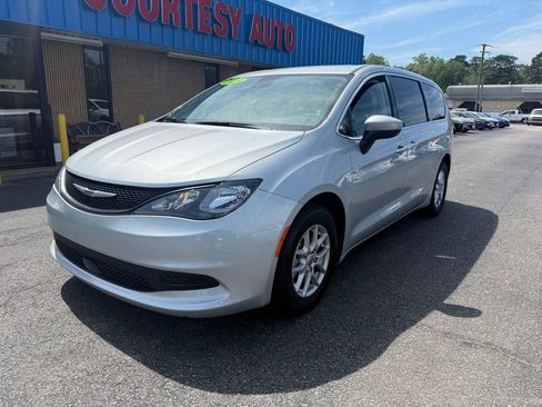 Used 2023 Chrysler Voyager LX image 6
