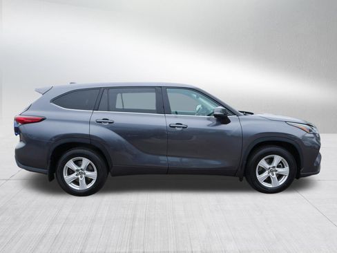 Used 2021 Toyota Highlander LE AWD/4WD image 2