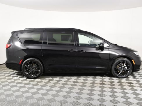 Used 2025 Chrysler Pacifica Limited image 5