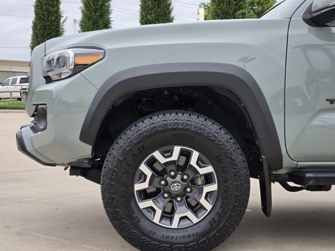 Used 2023 Toyota Tacoma TRD Off-Road w/ Technology Package AWD/4WD image 13