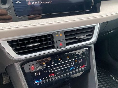 Used 2025 Volkswagen Taos SE image 18